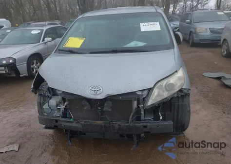 2014 Toyota Sienna Le V6 8 Passenger z USA, uszkodzony, nr VIN 5TDKK3DC8ES515969